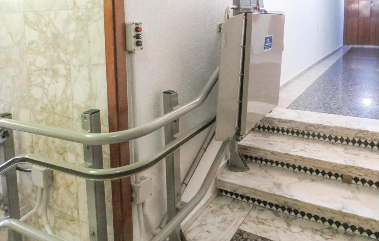 2 Bedroom Stunning Apartment In Τορεβιέχα Εξωτερικό φωτογραφία